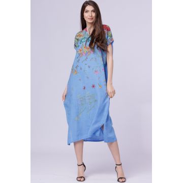 Rochie lunga din in cu imprimeu pictural floral si funda pe spate, pe fond albastru