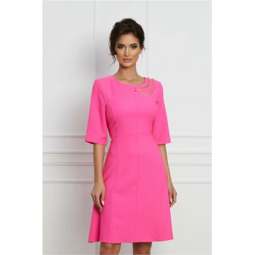 Rochie Izabela fucsia cu accesoriu metalic tip lant