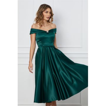 Rochie MBG verde cu umeri goi si accesoriu la decolteu