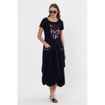 Rochie neagra in colturi cu broderie    Dreamcatcher   si ciucuri, din vascoza