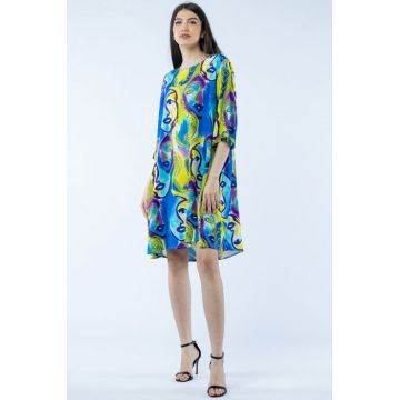 Rochie midi A-line din vascoza cu imprimeu chipuri stilizate, pe fond albastru