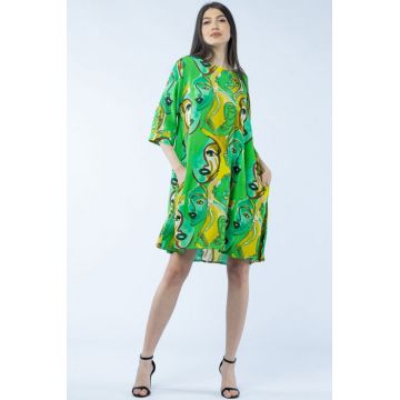 Rochie midi A-line din vascoza cu imprimeu chipuri stilizate, pe fond verde