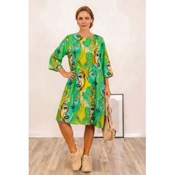 Rochie midi A-line din vascoza cu imprimeu chipuri stilizate, pe fond verde