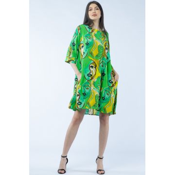 Rochie midi A-line din vascoza cu imprimeu chipuri stilizate, pe fond verde