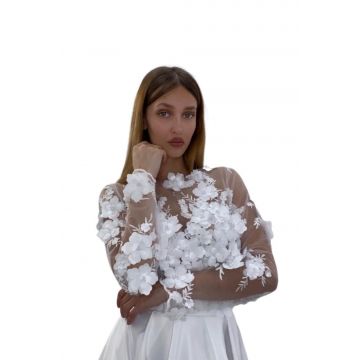 Rochie alba din tafta accesorizata cu flori 3D slit adanc pe picior si buzunare laterale