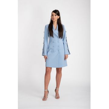 Rochie bleu tip sacou prevazuta cu doua randuri de nasturi si maneca cu design deosebit