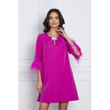 Rochie Dy Fashion magenta cu accesoriu la decolteu si pene la maneci