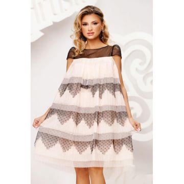 Rochie eleganta cu croiala lejera formata din volane din tull roz prafuit si dantela neagra