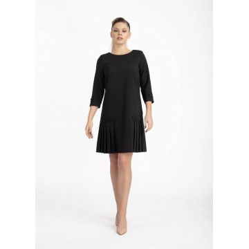 Rochie neagra cu croiala in A si pliuri la baza