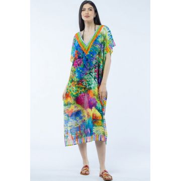 Rochie lunga de plaja tip poncho cu imprimeu dupa un peisaj campenesc cu gradini inflorite