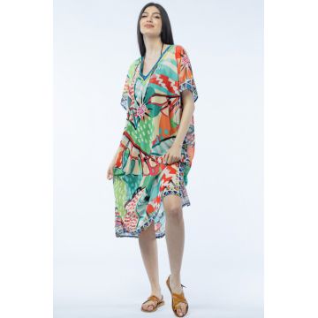 Rochie lunga de plaja tip poncho cu motive florale multicolore stilizate