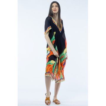 Rochie lunga de plaja tip poncho cu pene multicolore pe fond negru