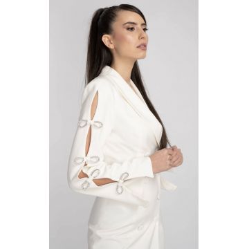 Rochie sacou alba cu doua randuri de nasturi si design deosebit la maneci