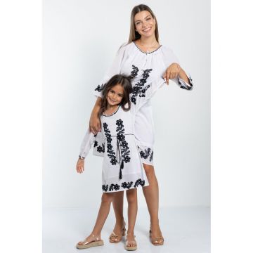Set rochii mama fiica cu model traditional alb cu broderie neagra