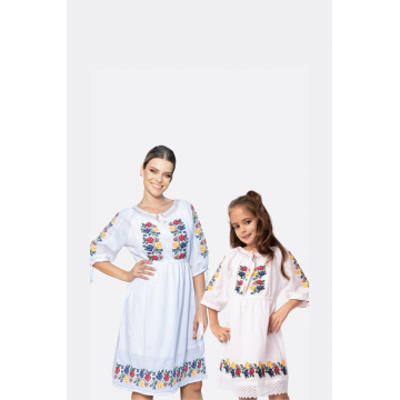 Set rochii mama fiica cu model traditional alb cu flori colorate
