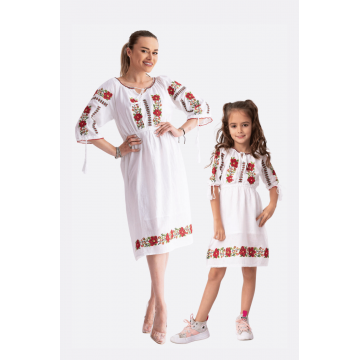Set rochii mama fiica cu model traditional alb cu flori rosii