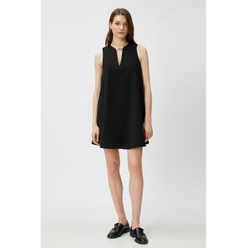 Rochie scurta fara maneci cu decupaj in V
