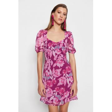 Rochie cu model floral si decupaj pe partea din spate