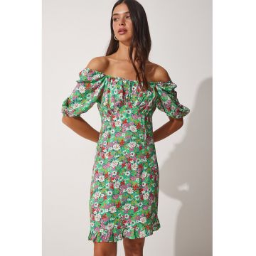 Rochie cu model floral si decolteu pe umeri