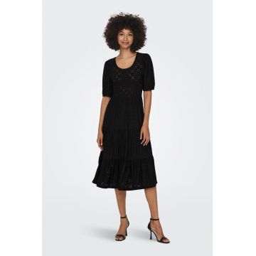 Rochie evazata cu model cu perforatii