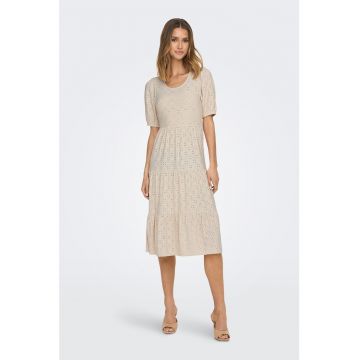 Rochie evazata cu model cu perforatii