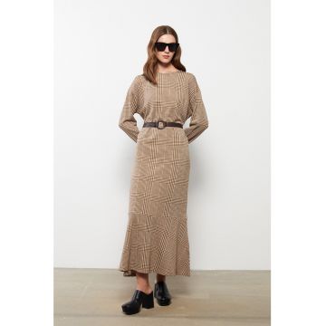 Rochie in carouri cu decolteu rotund