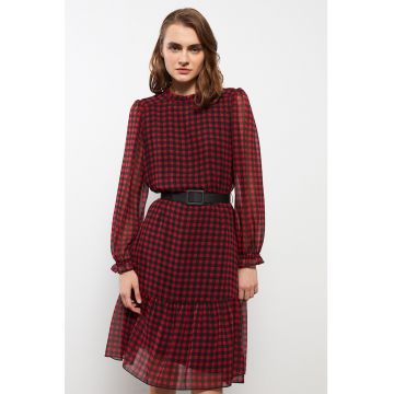 Rochie in carouri cu o curea in talie