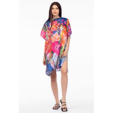 Rochie de plaja tip poncho din matase cu flori fucsia pe fond albstru