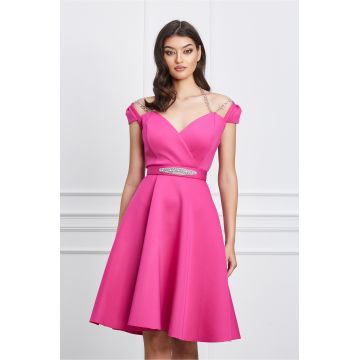 Rochie Gabriela fucsia din neopren cu aplicatie tip lant si curea in talie