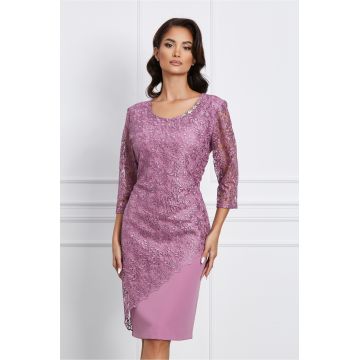 Rochie Natalia roz cu dantela si accesoriu la decolteu